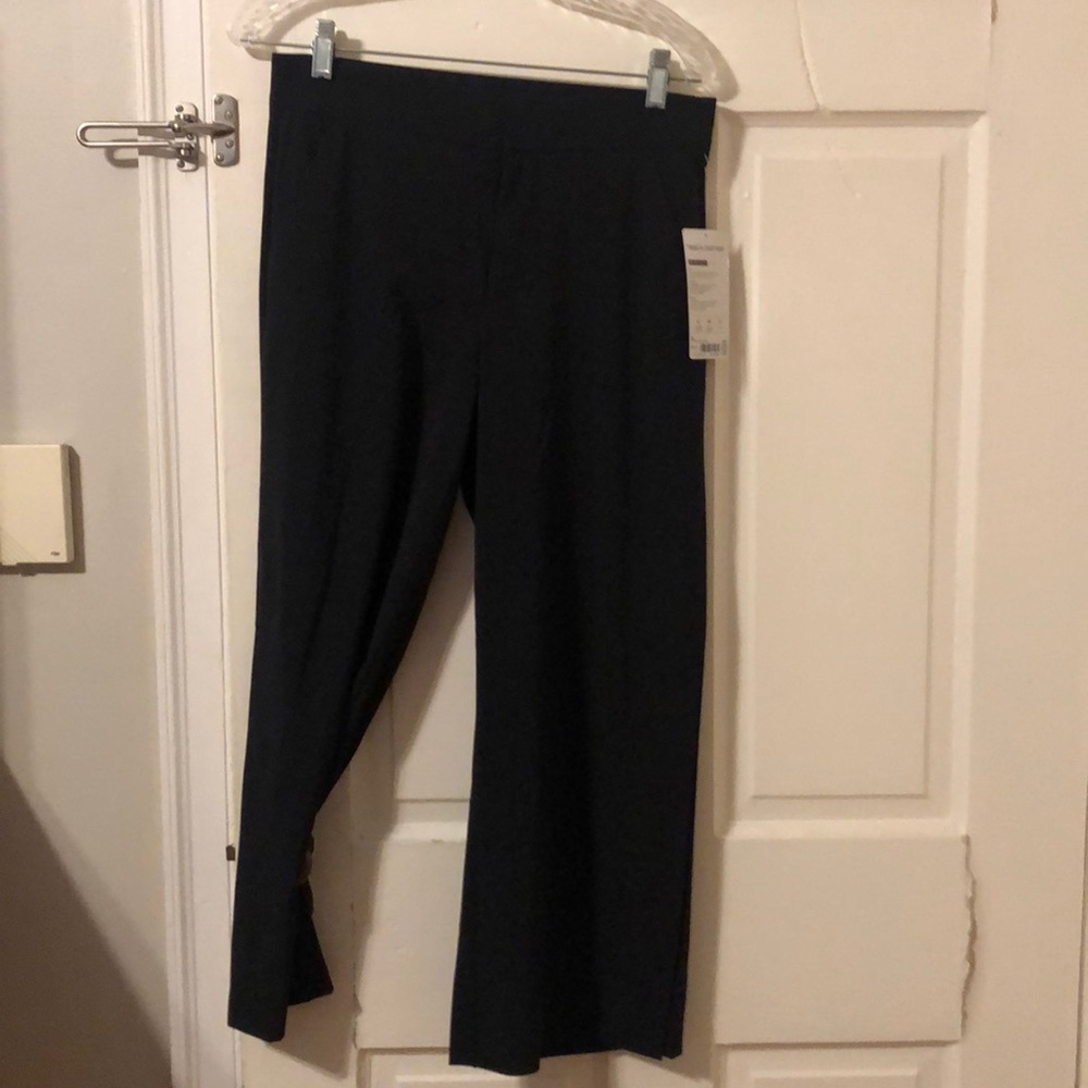 Athleta Cropped Pant. NWT. Size 4 Black